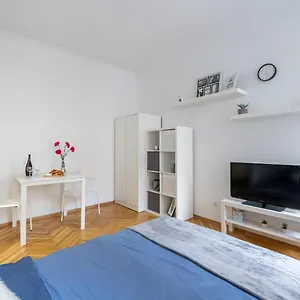 Krakowskie Przedmiescie 63 Prywatne Mieszkanie Na Starowce 50m Od Placu Zamkowego Samodzielne Zameldowanie! Self Check-in System! , Warszawa Polska